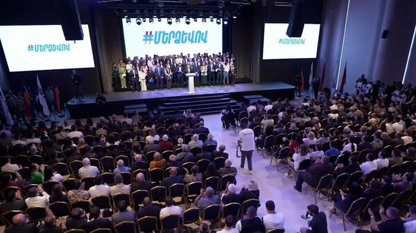 Нарек Карапетян проводит первую отчётную встречу движения «По-своему» (11 октября 2025). Еревaн - Sputnik Արմենիա