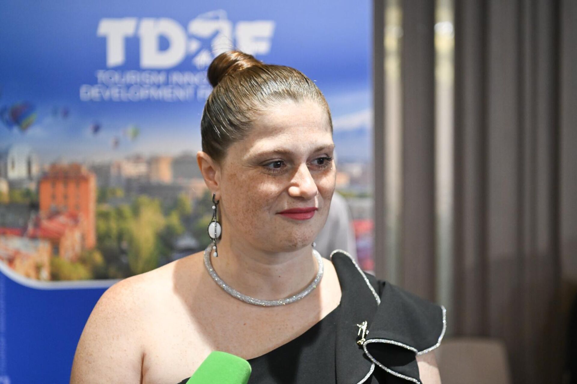 Соучредитель и президент Федерации инноваций и развития туризма Алина Петросян на праздновании первой годовщины Федерации инноваций и развития туризма (11 октября 2025). Еревaн - Sputnik Արմենիա, 1920, 11.10.2025