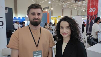 Исполнительный директор ИТ-компании Bravin Олег Четрян и операционный директор Лилия Четрян на выставке высоких технологий DigiTec 2025 в Ереване