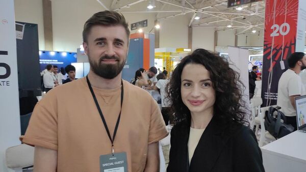 Исполнительный директор ИТ-компании Bravin Олег Четрян и операционный директор Лилия Четрян на выставке высоких технологий DigiTec 2025 в Ереване - Sputnik Армения