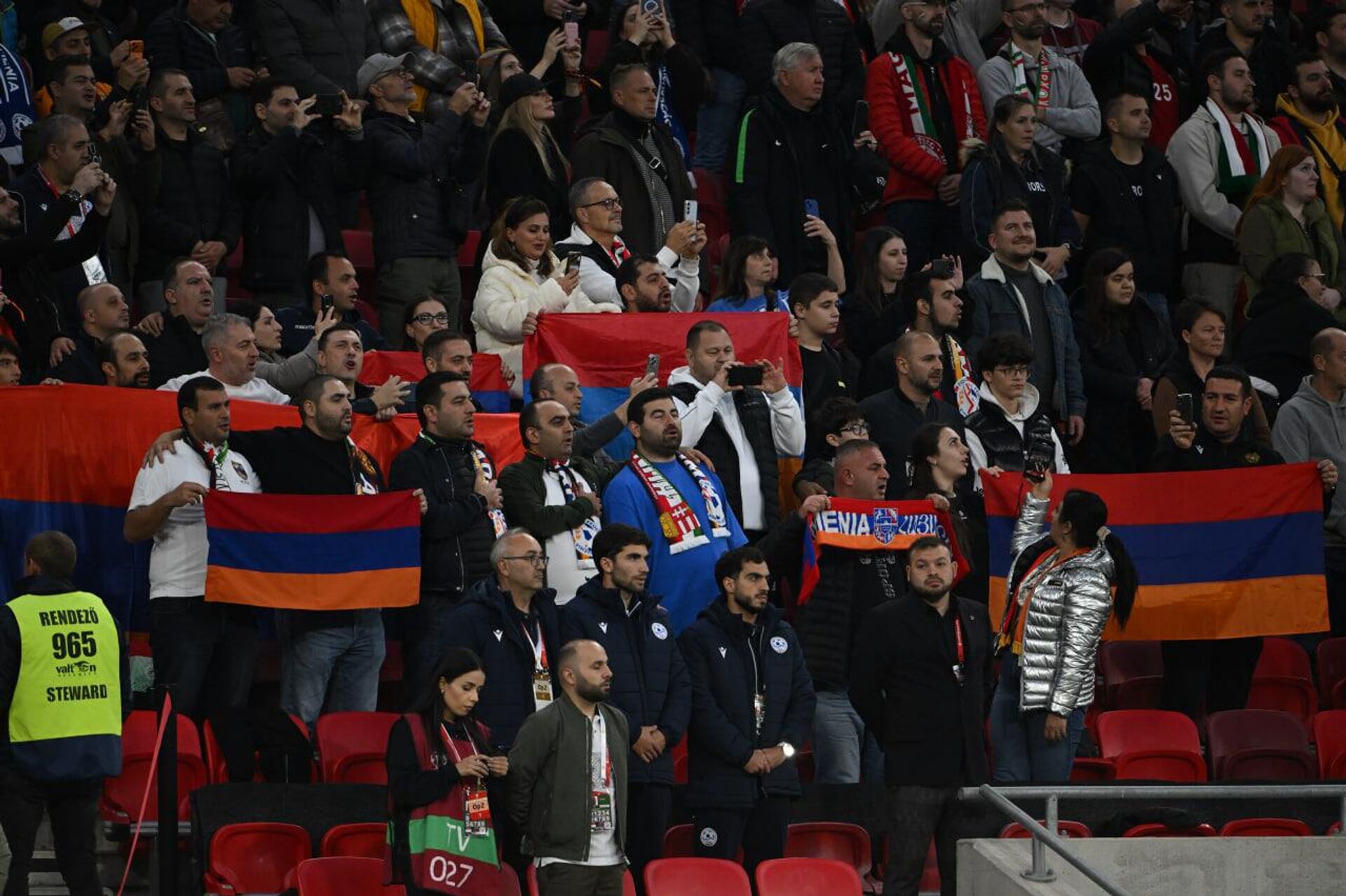 Болельщики сборной Армении на трибуне Пушкаш Арена во время матча отборочного турнира чемпионата мира по футболу FIFA 2026 между Венгрией и Арменией (11 октября 2025). Будапешт - Sputnik Արմենիա, 1920, 11.10.2025