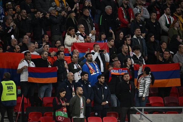 Болельщики сборной Армении на трибуне Пушкаш Арена во время матча отборочного турнира чемпионата мира по футболу FIFA 2026 между Венгрией и Арменией (11 октября 2025). Будапешт - Sputnik Армения