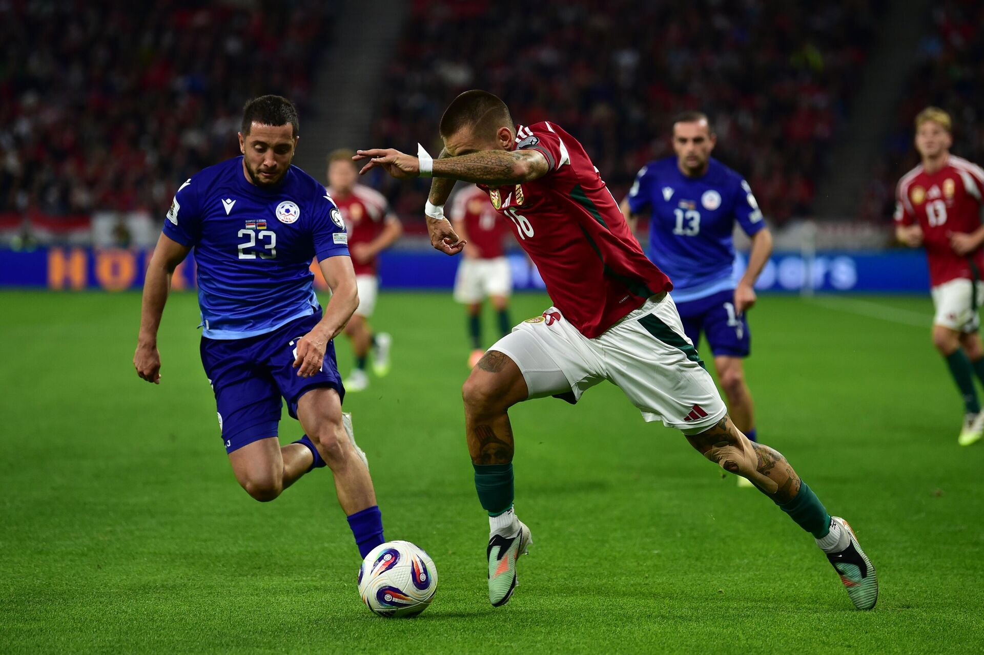 Борьба за мяч между Вааном Бичахчяном и Даниэлем Лукачем из Венгрии во время отборочного матча чемпионата мира по футболу 2026 года между Венгрией и Арменией на арене Пушкаш (11 октября 2025). Будапешт - Sputnik Արմենիա, 1920, 11.10.2025