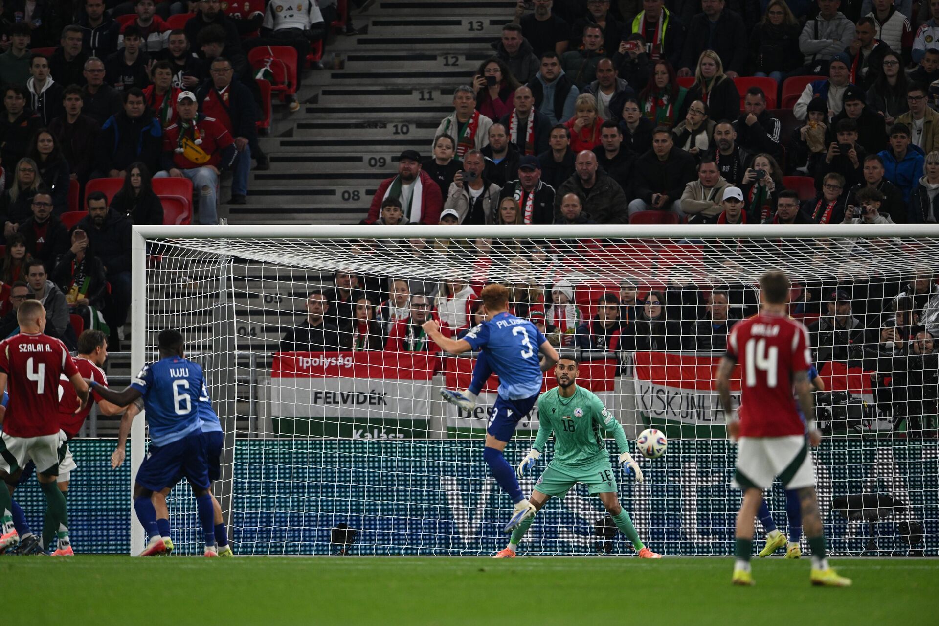 Ситуация у ворот во время отборочного матча чемпионата мира по футболу 2026 года между Венгрией и Арменией на арене Пушкаш (11 октября 2025). Будапешт - Sputnik Армения, 1920, 11.10.2025