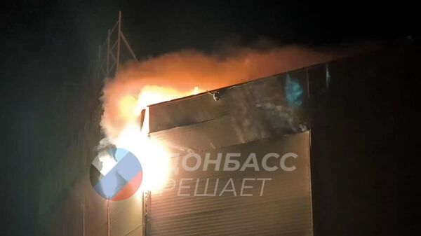 ВСУ ночью атаковали дронами гипермаркет Сигма Ленд в Донецке — здание полностью сгорело - Sputnik Армения