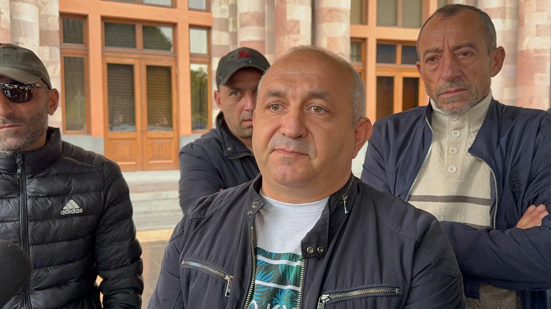 Арам Шмавонян во время акции протеста у Дома правительства (13 октября 2025). Еревaн - Sputnik Արմենիա, 1920, 13.10.2025