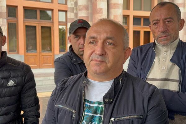 Арам Шмавонян во время акции протеста у Дома правительства (13 октября 2025). Еревaн - Sputnik Армения