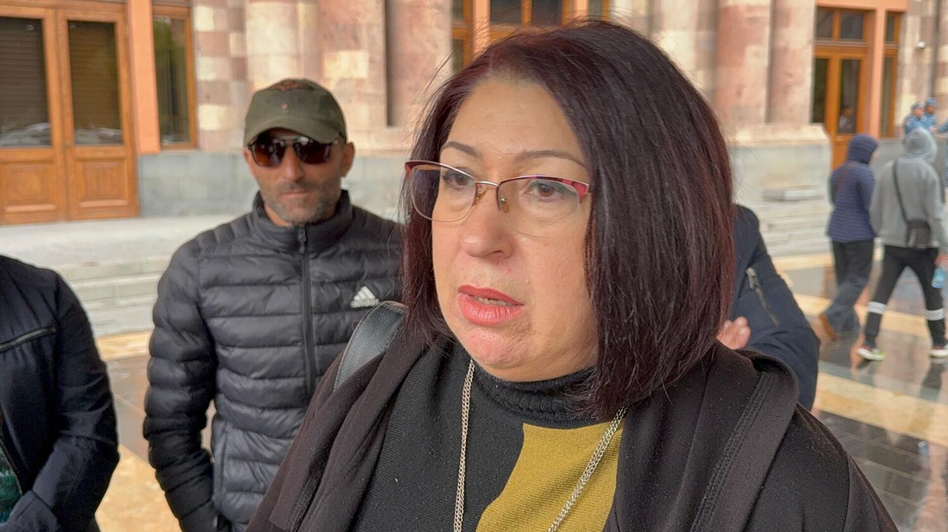 Эксперт миграционной программы организации Армянский Каритас Татевик Бежанян отвечает на вопросы журналистов во время акции протеста у Дома правительства (13 октября 2025). Еревaн - Sputnik Армения, 1920, 13.10.2025