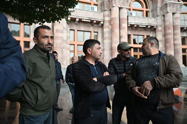 Акция протеста у Дома правительства (13 октября 2025). Еревaн - Sputnik Армения