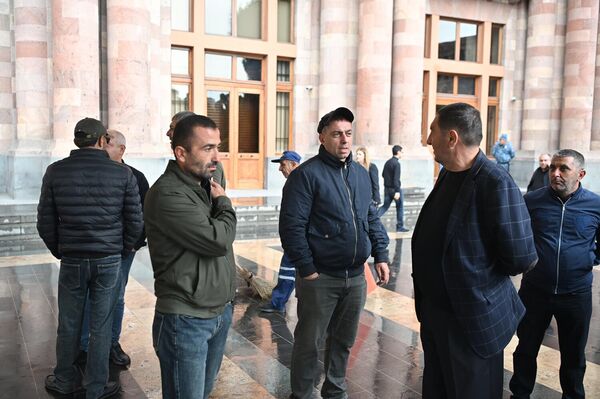 Акция протеста у Дома правительства (13 октября 2025). Еревaн - Sputnik Армения