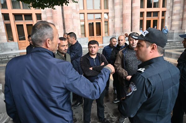 Акция протеста у Дома правительства (13 октября 2025). Еревaн - Sputnik Армения