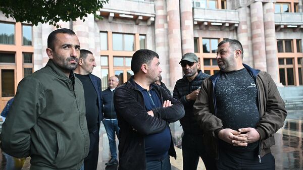 Акция протеста у Дома правителхства (13 октября 2025). Еревaн - Sputnik Армения