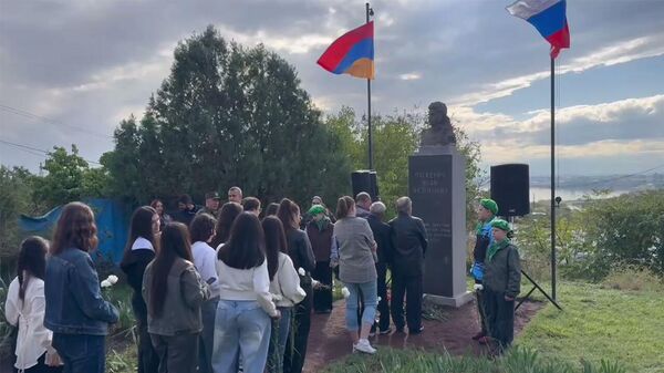 Церемония возложения цветов к бюсту Ивана Федоровича Паскевича на холме Паскевича - Sputnik Армения