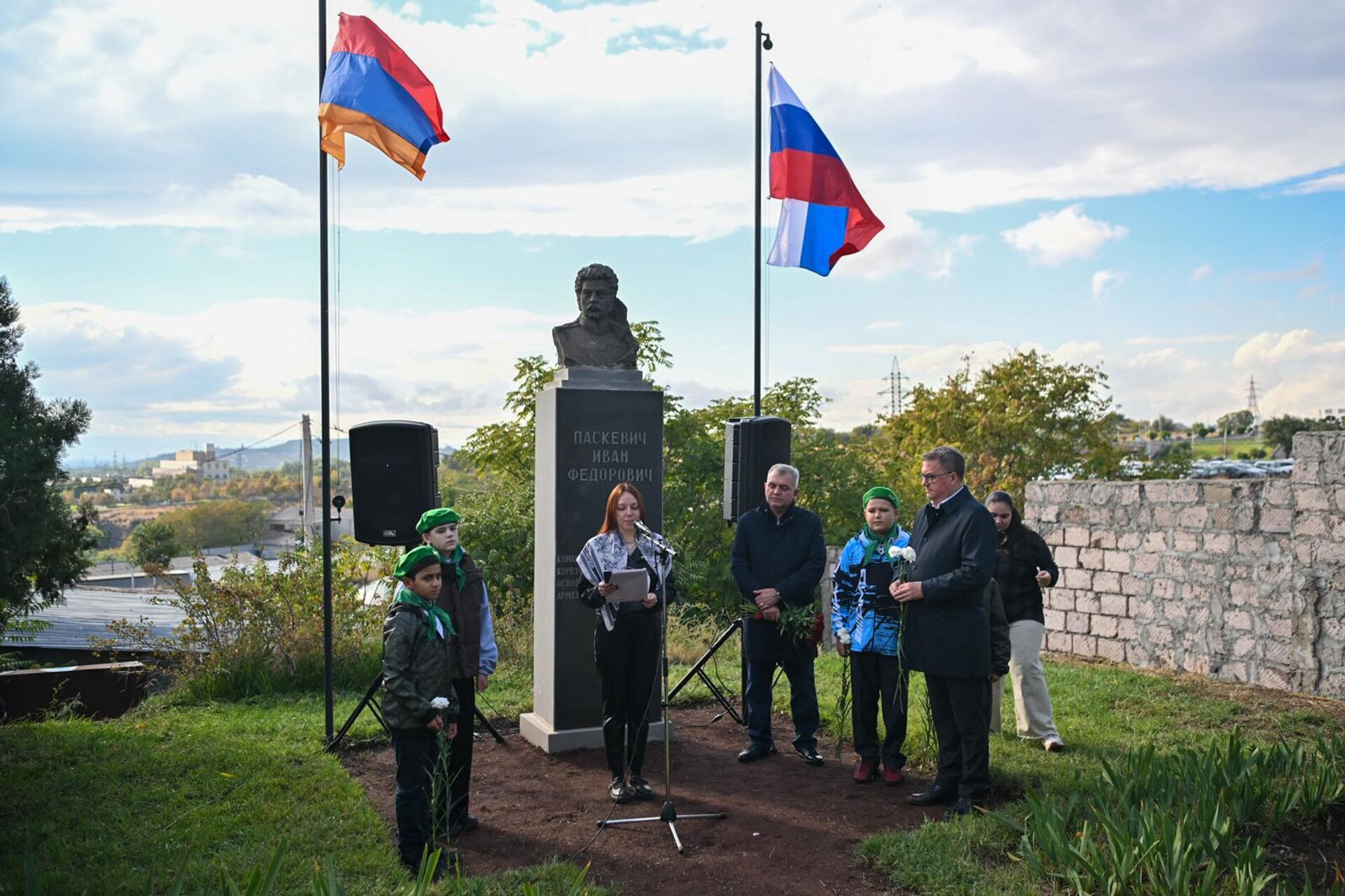 Церемония возложения цветов к бюсту Ивана Паскевича, приуроченная к 198-ой годовщине освобождения Эривани в период русско-персидской войны 1826-1828гг (13 октября 2025). Еревaн - Sputnik Արմենիա, 1920, 13.10.2025
