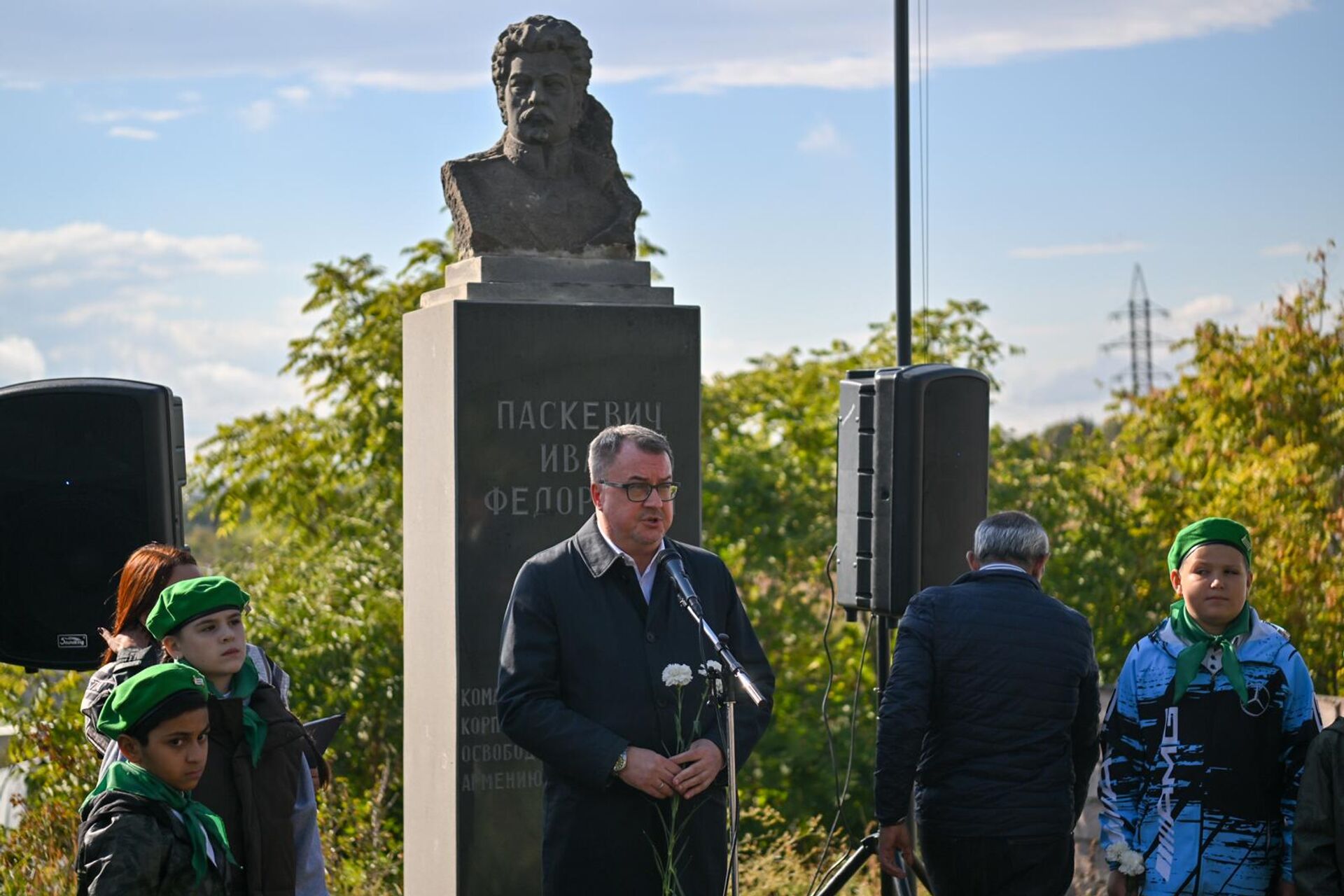 Церемония возложения цветов к бюсту Ивана Паскевича, приуроченная к 198-ой годовщине освобождения Эривани в период русско-персидской войны 1826-1828гг (13 октября 2025). Еревaн - Sputnik Армения, 1920, 13.10.2025