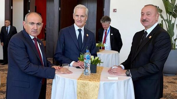 Премьер-министр Никол Пашинян побеседовал с президентом Азербайджана Ильхамом Алиевым на полях Саммита Мира (13 октября 2025). Шарм-эль-Шейх - Sputnik Արմենիա