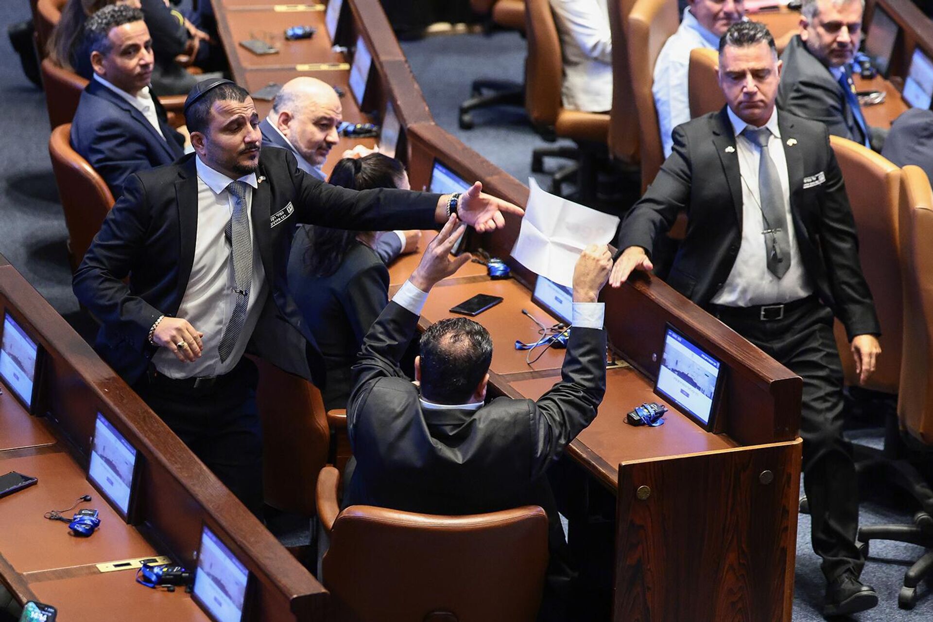 Мужчина пытается отобрать плакат с надписью Признайте Палестину!, который держит член израильского парламента в Кнессете в день выступления президента США Дональда Трампа (13 октября 2025). Иерусалим - Sputnik Армения, 1920, 13.10.2025