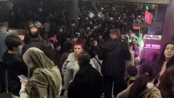 Ситуация у станции метро после концерта Тата Симоняна на площади Республики по случаю Дня города - Sputnik Արմենիա