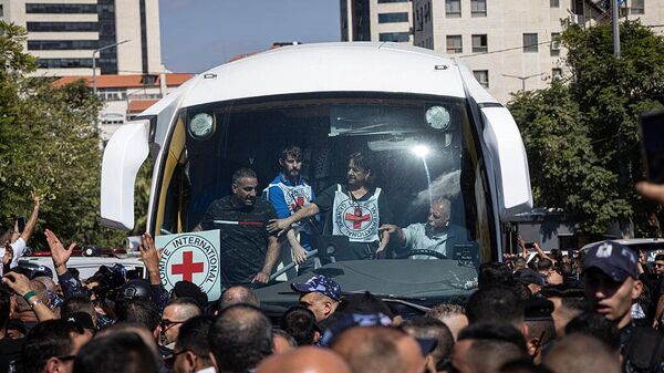 Կարմիր խաչի աշխատակիցներն ուղեկցում են ազատ արձակված պաղեստինցի պատանդներին - Sputnik Արմենիա