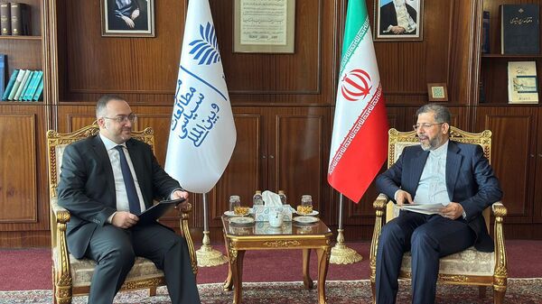 Генеральный секретарь МИД Давид Карапетян на встрече с заместителем министра иностранных дел, руководителем Центра политических и международных исследований Министерства иностранных дел Ирана Саидом Хатибзаде (13 октября 2025). Тегеран - Sputnik Армения