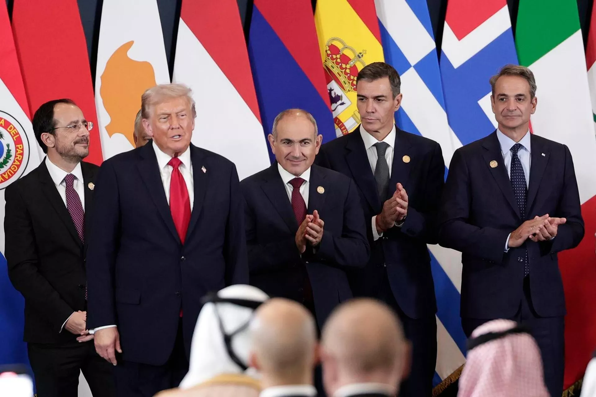 Премьер-министр Никол Пашинян и президент США Дональд Трамп на встрече с лидерами стран Европы и Ближнего Востока (13 октября 2025). Шарм-Эль-Шейх - Sputnik Արմենիա, 1920, 14.10.2025