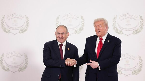Премьер-министр Никол Пашинян и президент США Дональд Трамп на встрече с лидерами стран Европы и Ближнего Востока (13 октября 2025). Шарм-Эль-Шейх - Sputnik Армения