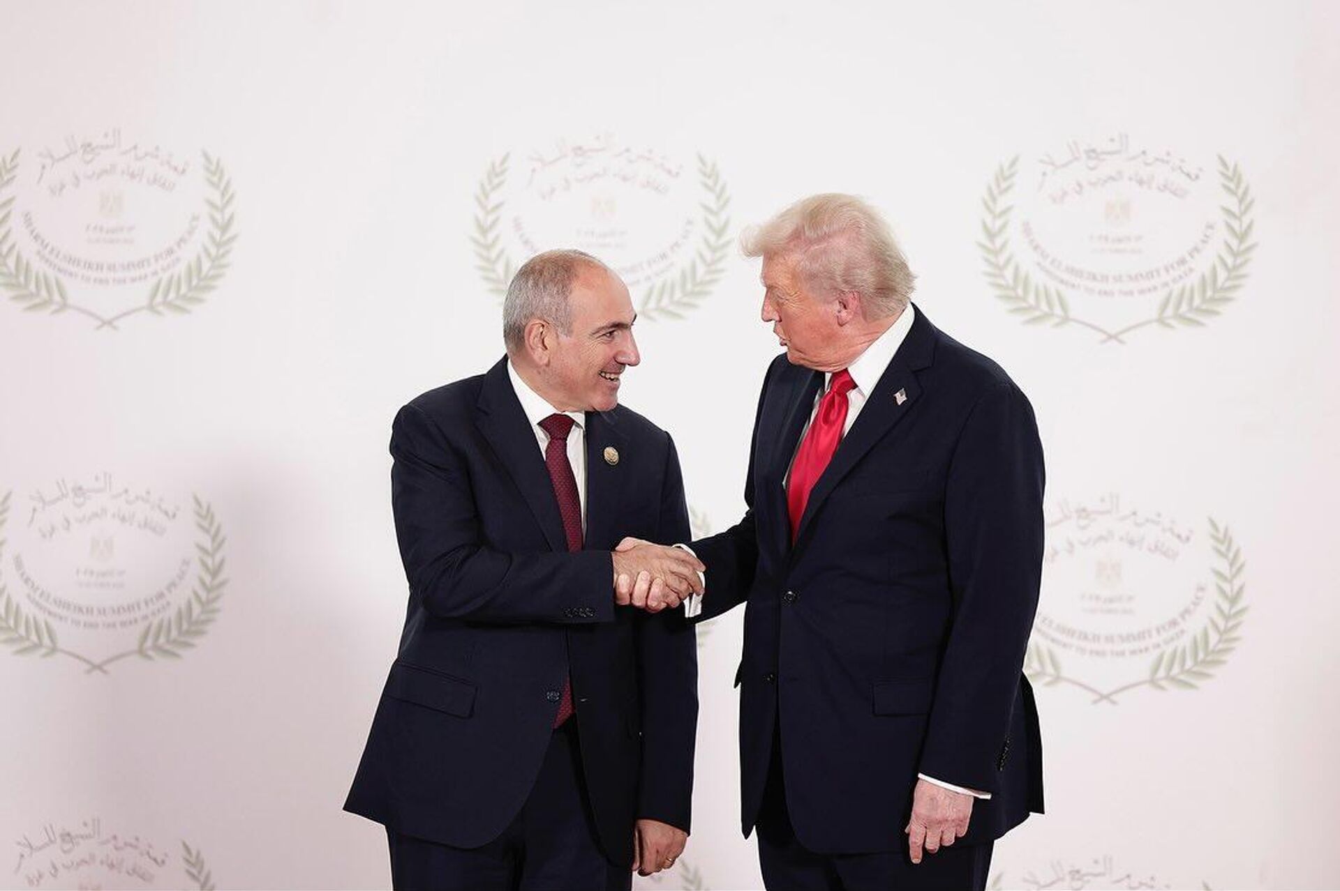 Премьер-министр Никол Пашинян и президент США Дональд Трамп на встрече с лидерами стран Европы и Ближнего Востока (13 октября 2025). Шарм-Эль-Шейх - Sputnik Армения, 1920, 14.10.2025