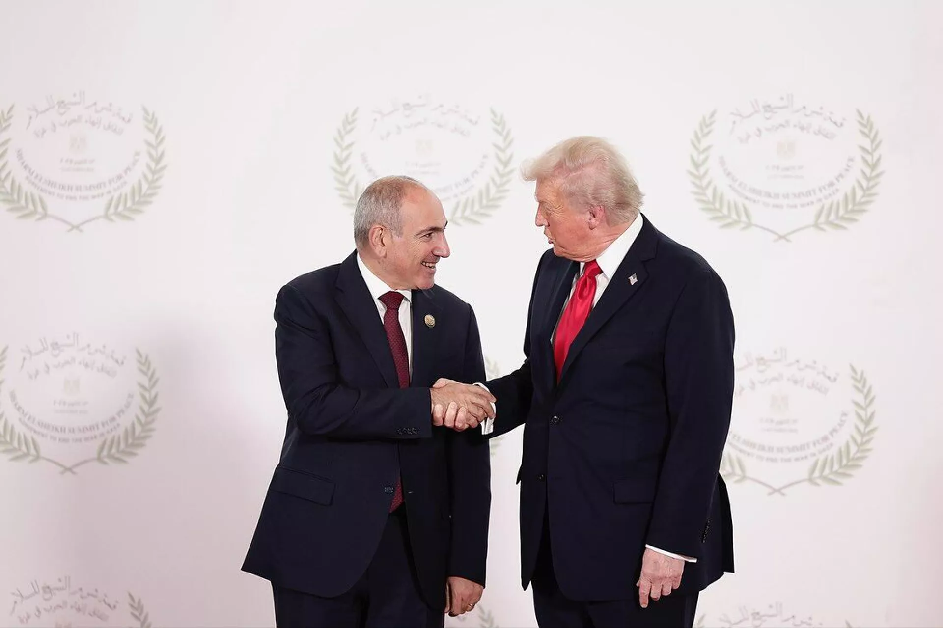 Премьер-министр Никол Пашинян и президент США Дональд Трамп на встрече с лидерами стран Европы и Ближнего Востока (13 октября 2025). Шарм-Эль-Шейх - Sputnik Արմենիա, 1920, 14.10.2025