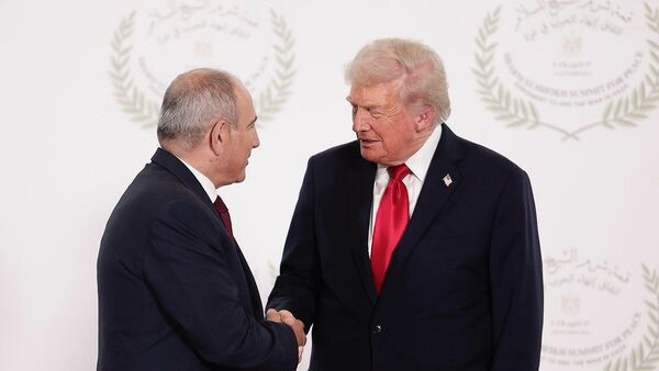 Премьер-министр Никол Пашинян и президент США Дональд Трамп на встрече с лидерами стран Европы и Ближнего Востока (13 октября 2025). Шарм-Эль-Шейх - Sputnik Армения