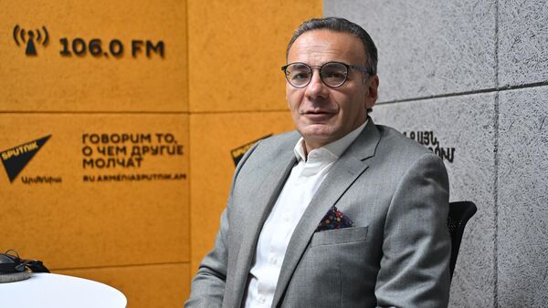 Глава союза востоковедов Армении Арсен Гаспарян в гостях радио Sputnik - Sputnik Армения
