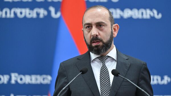 Глава МИД Арарат Мирзоян проводит пресс-конференцию с главой МИД Финляндии Элиной Валтонен по итогам встречи (14 октября 2025). Еревaн Глава МИД Арарат Мирзоян проводит пресс-конференцию с главой МИД Финляндии Элиной Валтонен по итогам встречи (14 октября 2025). Еревaн - Sputnik Армения