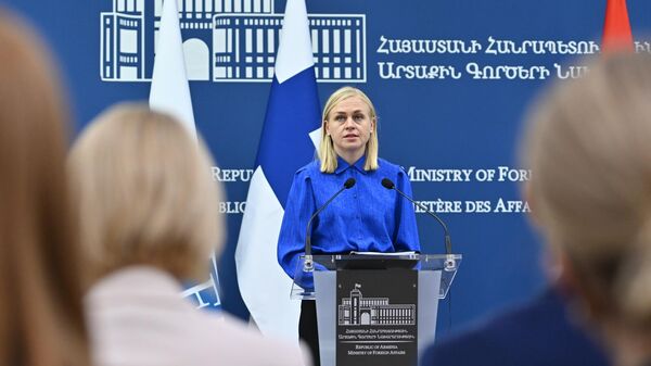 Глава МИД Арарат Мирзоян проводит пресс-конференцию с главой МИД Финляндии Элиной Валтонен по итогам встречи (14 октября 2025). Еревaн Глава МИД Арарат Мирзоян проводит пресс-конференцию с главой МИД Финляндии Элиной Валтонен по итогам встречи (14 октября 2025). Еревaн - Sputnik Армения