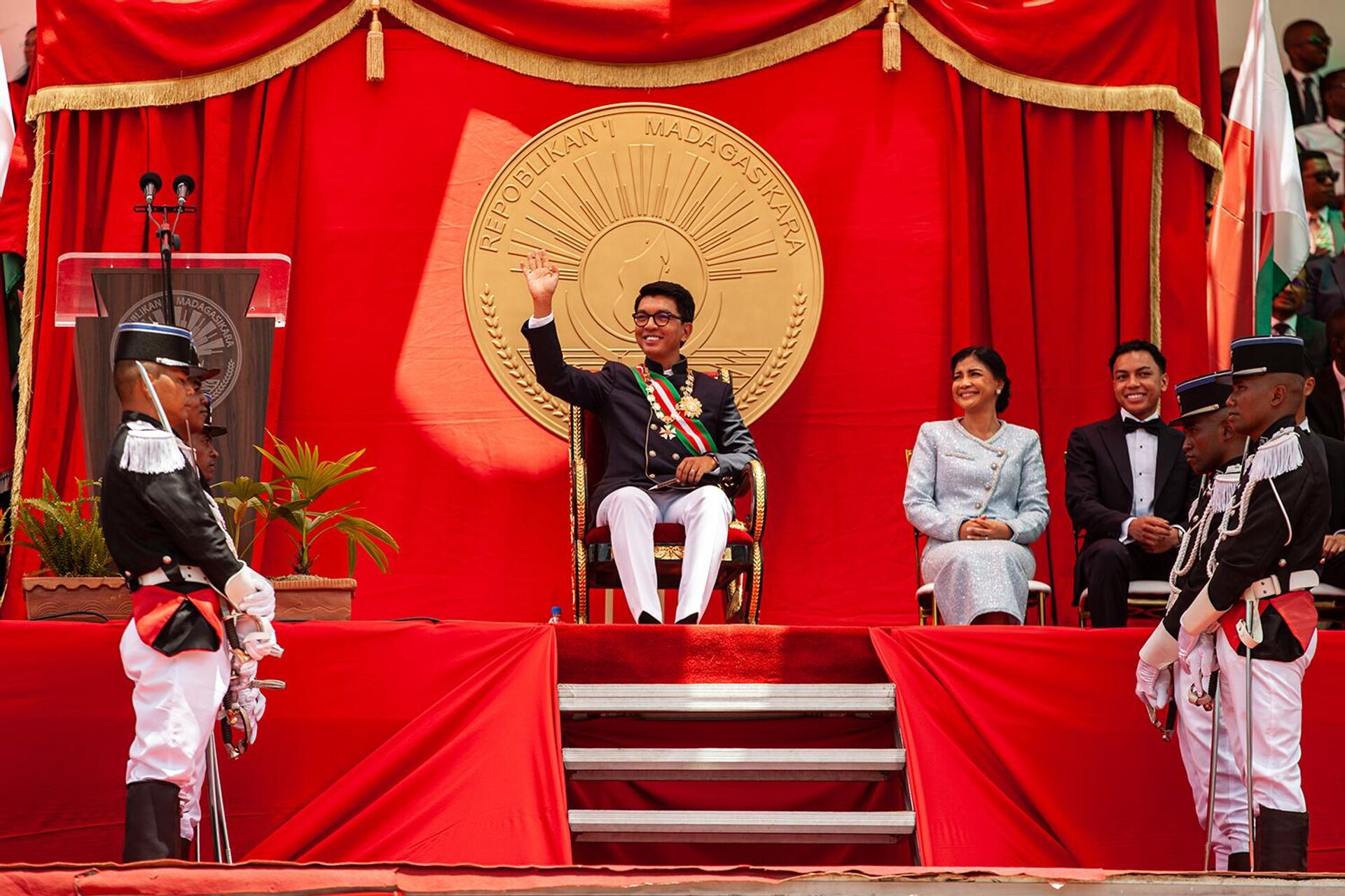 Андри Радзуэлина во время церемонии приведения к присяге на второй срок в качестве президента Мадагаскара на муниципальном стадионе Махамасина (16 декабря 2023). Антананариву - Sputnik Արմենիա, 1920, 14.10.2025