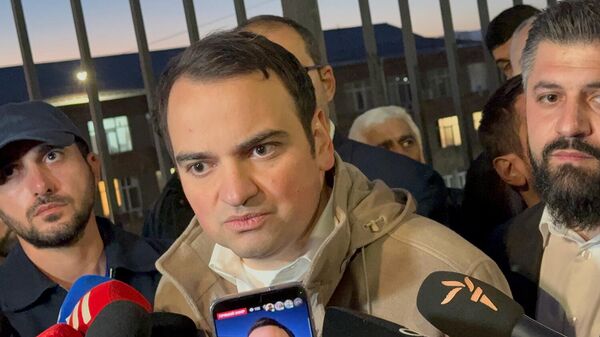 Նարեկ Կարապետյանը դատարանի բակում - Sputnik Արմենիա