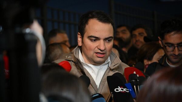 Нарек Карапетян отвечает на вопросы журналистов у здания суда, где обсуждается продление срока содержания под стражей Самвела Карапетяна (14 октября 2025). Еревaн - Sputnik Армения