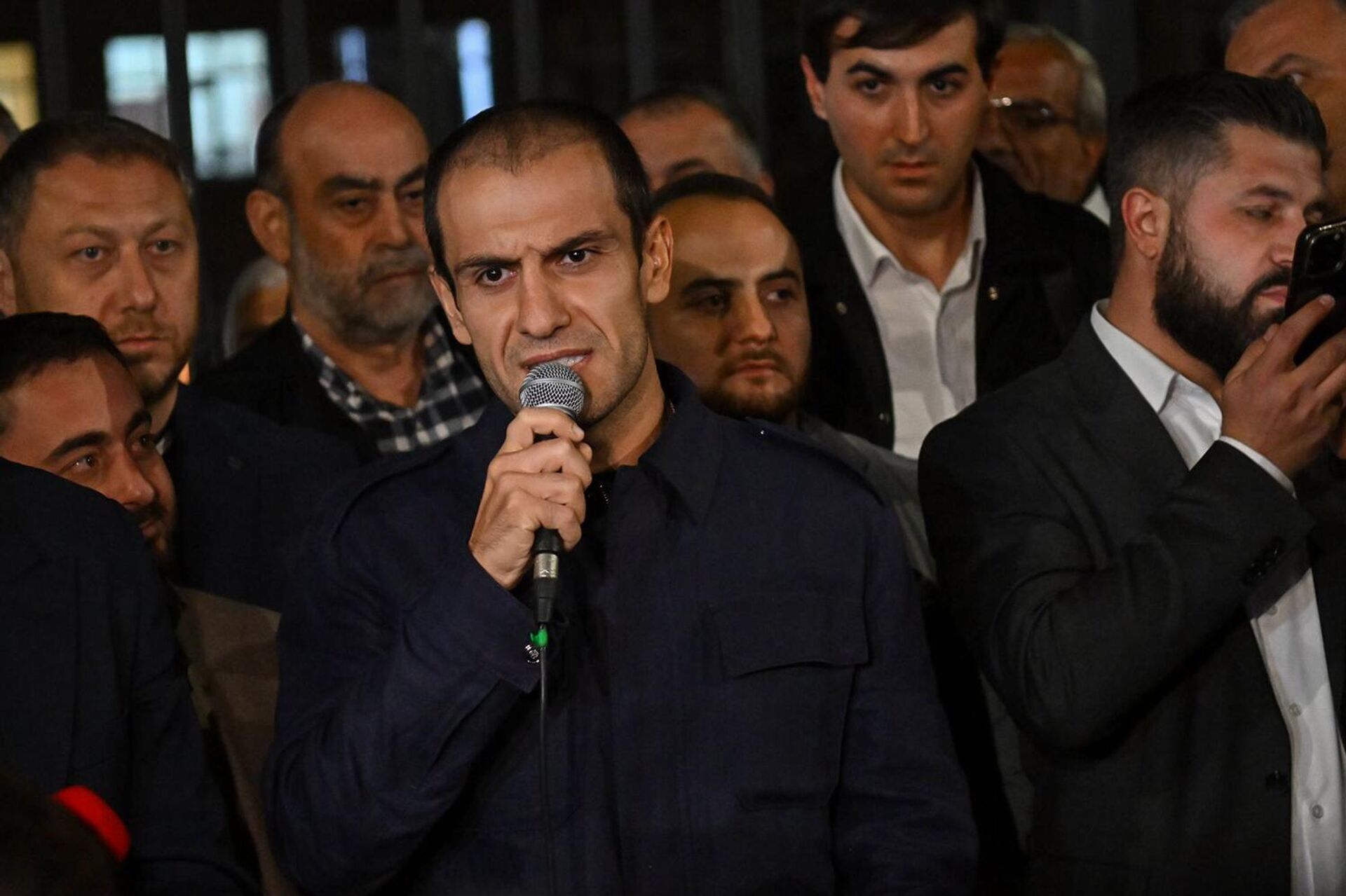 Бывший почетный консул в Екатеринбурге Нарек Спартакян выступает у здания суда, где обсуждается продление срока содержания под стражей Самвела Карапетяна (14 октября 2025). Еревaн - Sputnik Արմենիա, 1920, 14.10.2025