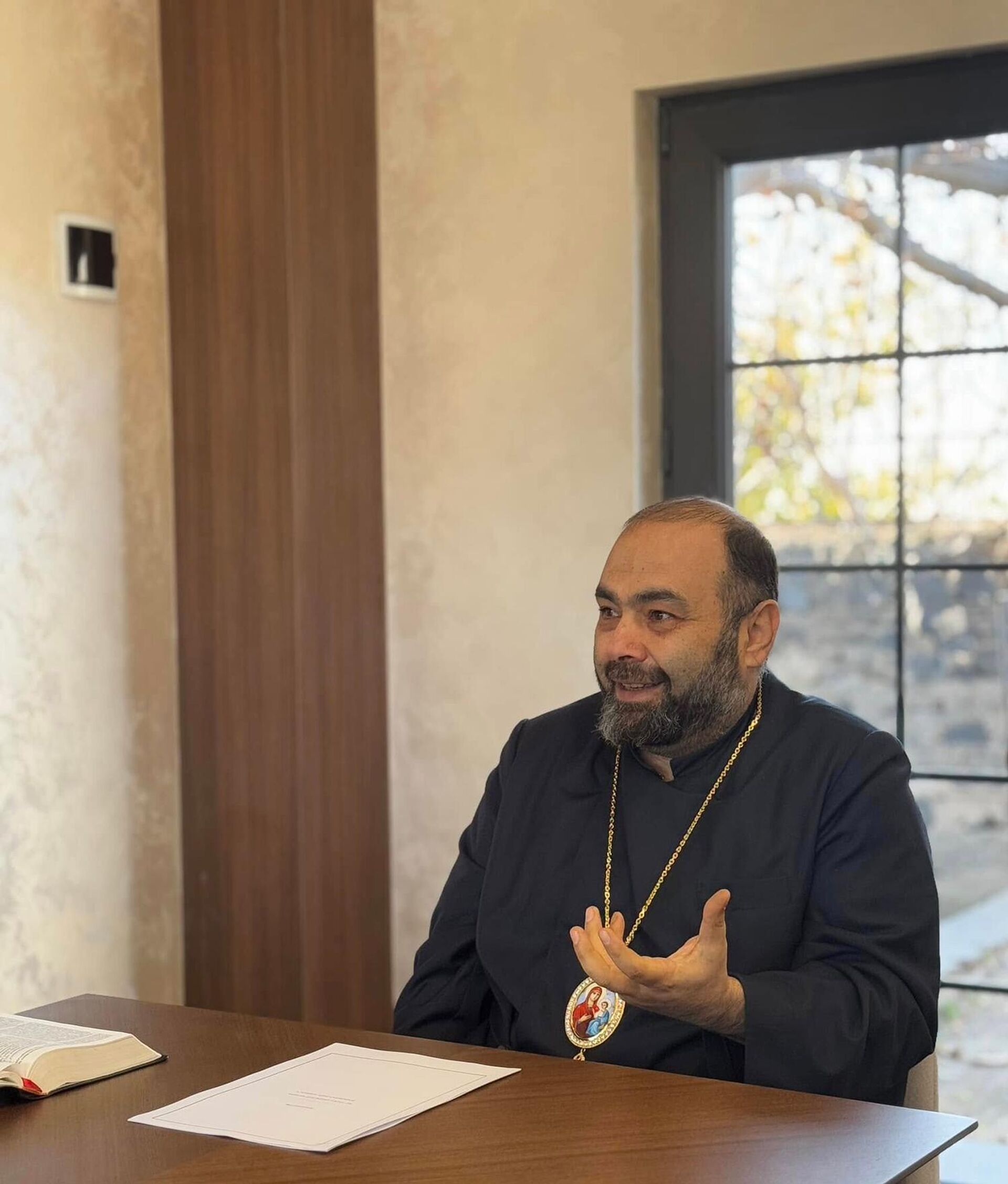 Предстоятель Арагацотнской епархии ААЦ епископ Мкртич Прошян на очередном заседании председателей епархиальных молодежных союзов (23 ноября 2024). Аштарак - Sputnik Армения, 1920, 15.10.2025