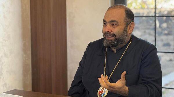 Предстоятель Арагацотнской епархии ААЦ епископ Мкртич Прошян на очередном заседании председателей епархиальных молодежных союзов (23 ноября 2024). Аштарак - Sputnik Армения