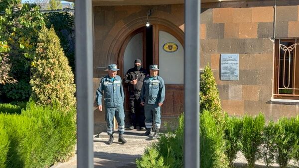 Сотрудники силовых структур Армении проводят обыски на территории Арагатонской епархии ААЦ (15 октября 2025). Аштарак - Sputnik Армения