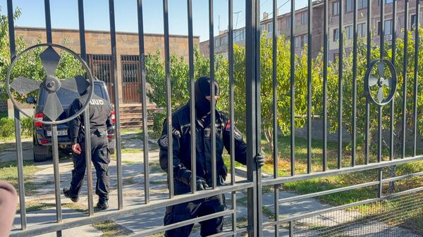 Сотрудники силовых структур Армении проводят обыски на территории Арагатонской епархии ААЦ (15 октября 2025). Аштарак - Sputnik Արմենիա