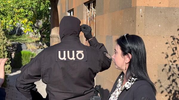 ԱԱԾ աշխատակիցը Արագածոտի եկեղեցու մոտ - Sputnik Արմենիա