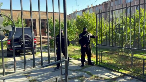 Сотрудники силовых структур Армении проводят обыски на территории Арагатонской епархии ААЦ (15 октября 2025). Аштарак - Sputnik Արմենիա