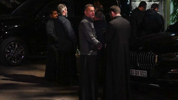 Священники у суда, рассматривающего дело  предстоятеля Арагацотнской епархии, епископа Мкртыча Прошяна (15 октября 2025). Еревaн - Sputnik Армения