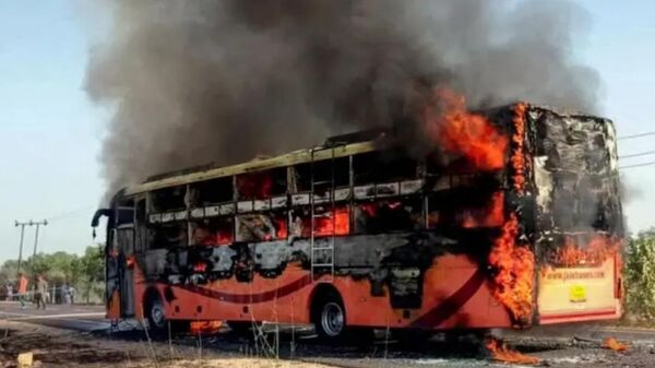 Автобус загорелся во время движения по крупной магистрали вскоре после отправления из Джайсалмера в направлении Джодхпура (15 октября 2025). Индия - Sputnik Արմենիա