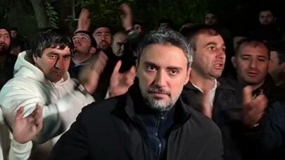 Адвокат Арам Вардеванян у здания суда (16 октября 2025). Еревaн