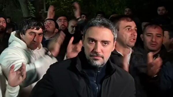 Адвокат Арам Вардеванян у здания суда (16 октября 2025). Еревaн - Sputnik Армения