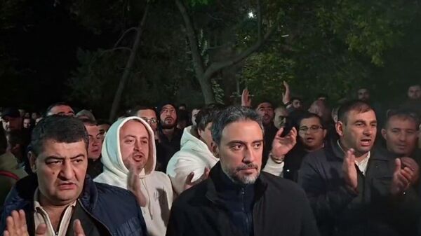 Адвокат Арам Вардеванян у здания суда (16 октября 2025). Еревaн - Sputnik Армения