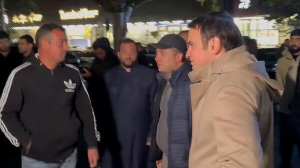 Սամվել Կարապետյանի համակիրները եկել են աջակցելու հոգևորականներին. տեսանյութ - Sputnik Արմենիա