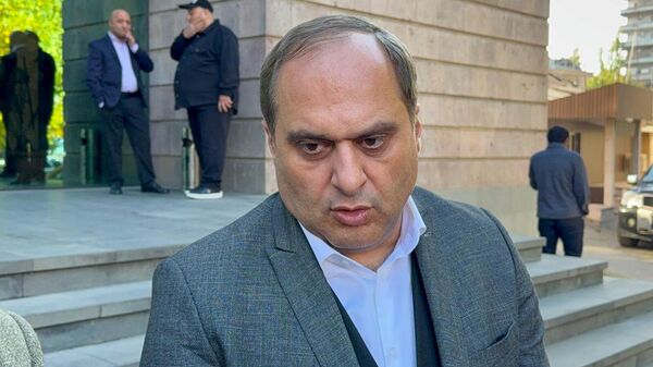 Адвокат Ара Зограбян общается с прессой (16 октября 2025). Еревaн - Sputnik Армения