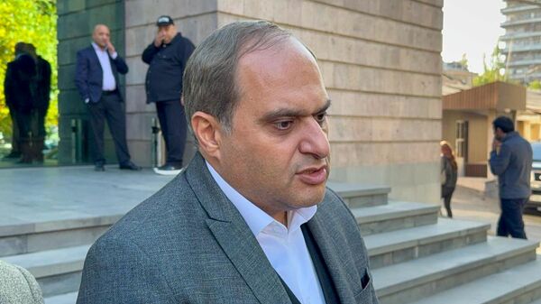 Адвокат Ара Зограбян общается с прессой (16 октября 2025). Еревaн - Sputnik Армения